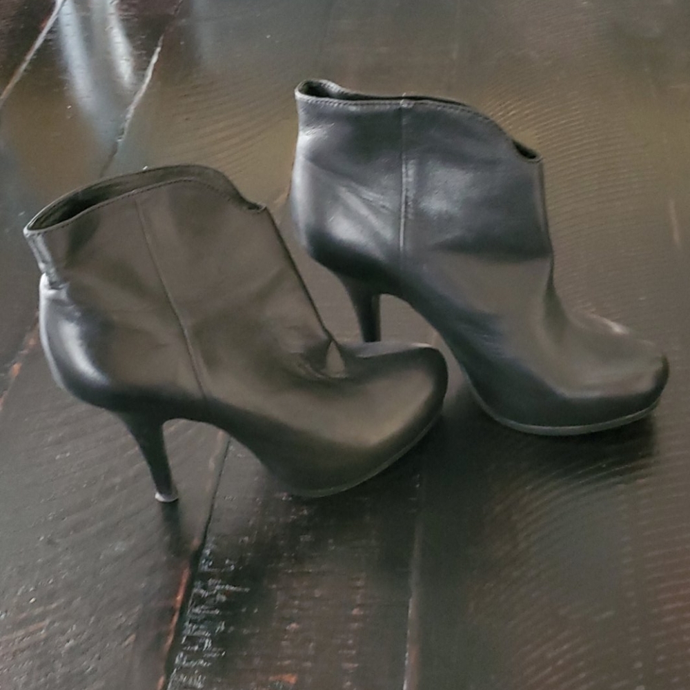 Leather Ash Black Booties